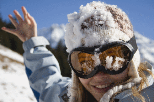 Frau mit Skibrille und Hand neben dem Gesicht als Beispiel f&uuml;r Bildtiefe.